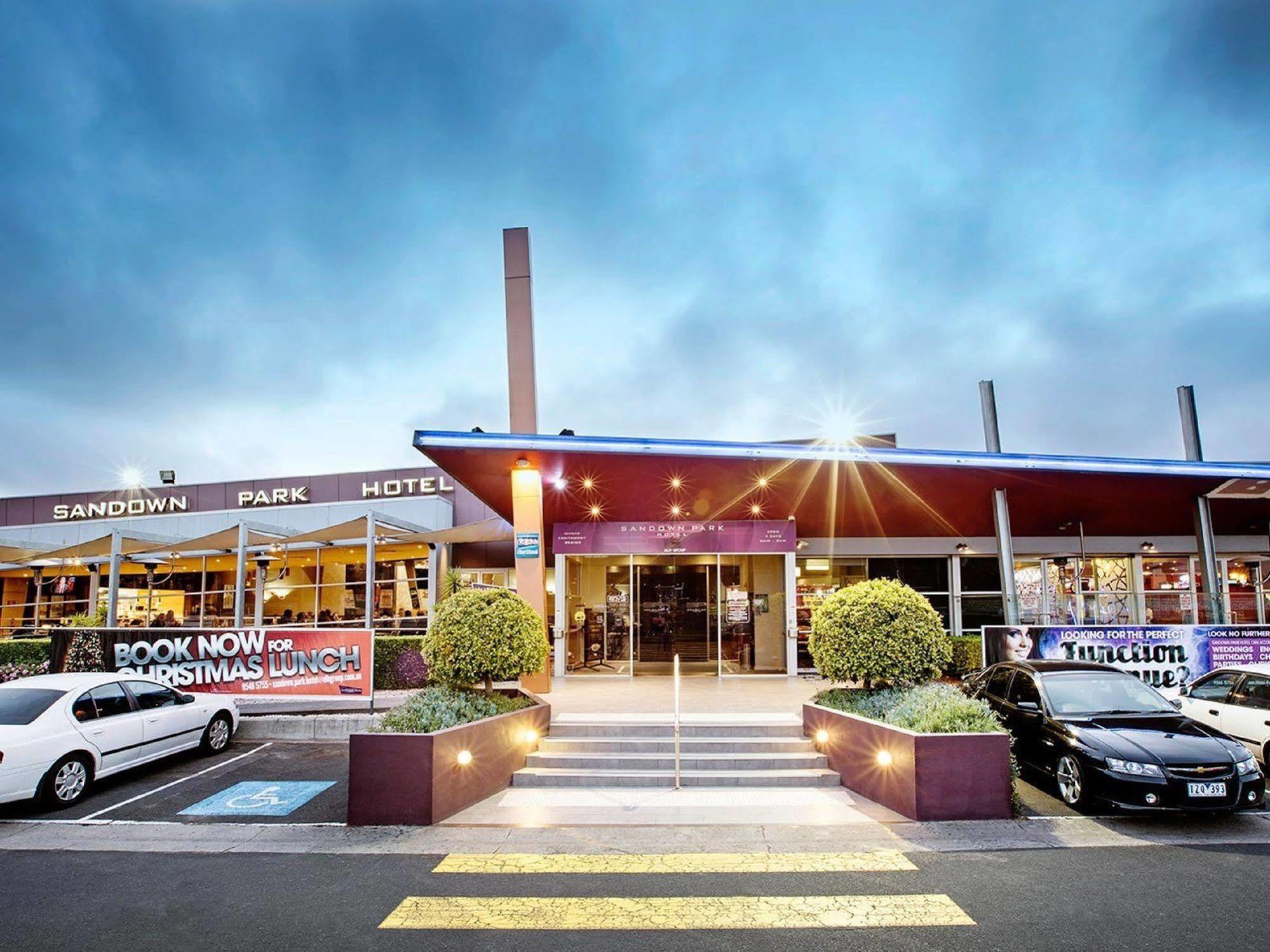 Nightcap At Sandown Park Hotel Noble Park Bagian luar foto