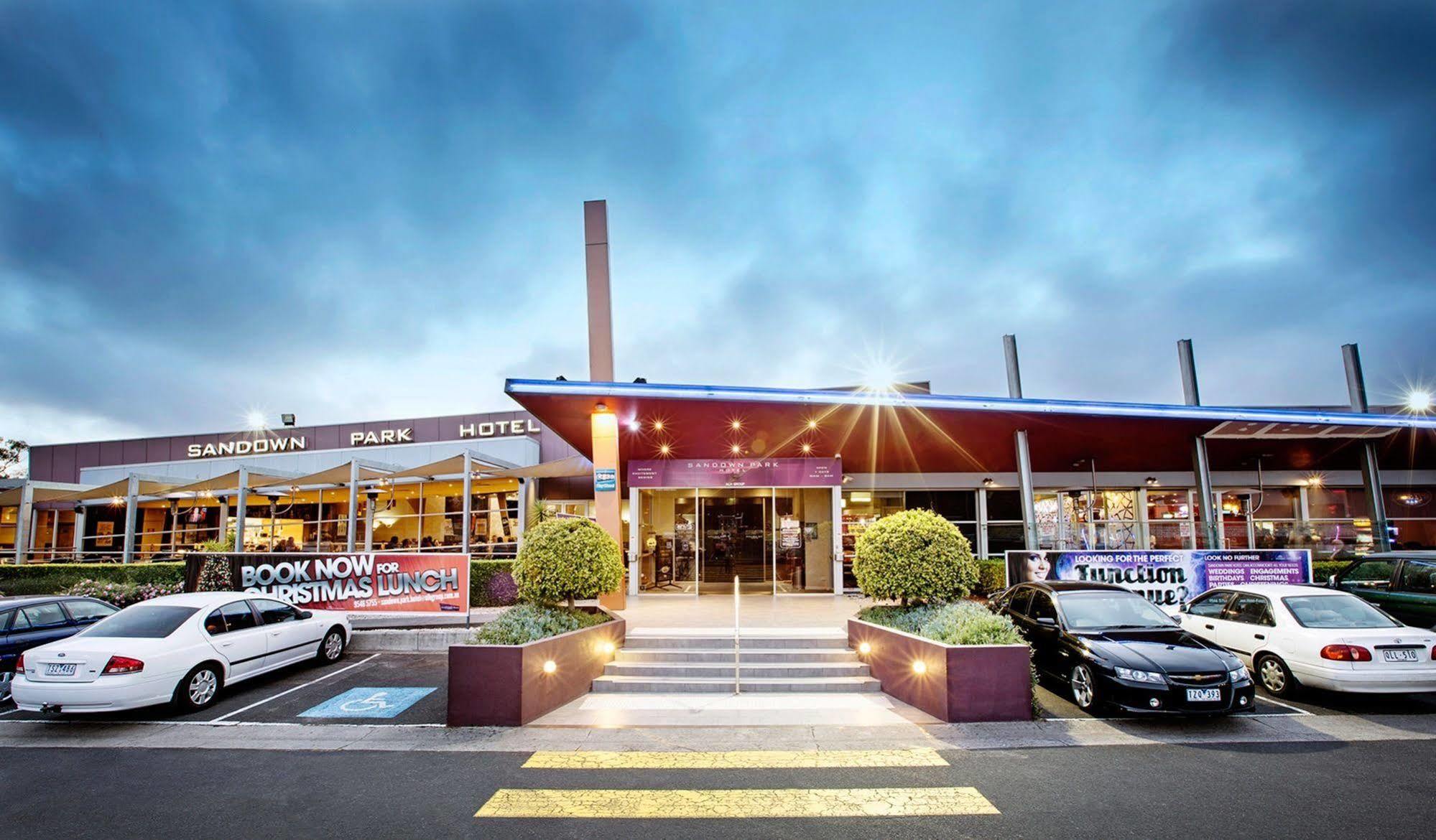 Nightcap At Sandown Park Hotel Noble Park Bagian luar foto